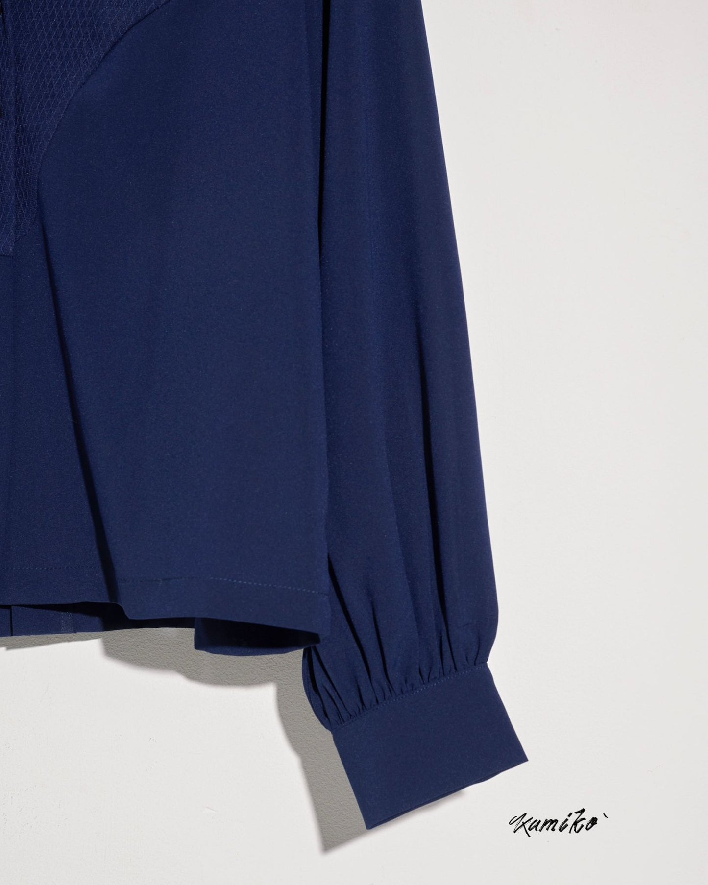 aalis KAMIKO V neck button down L/S blouse (Navy)