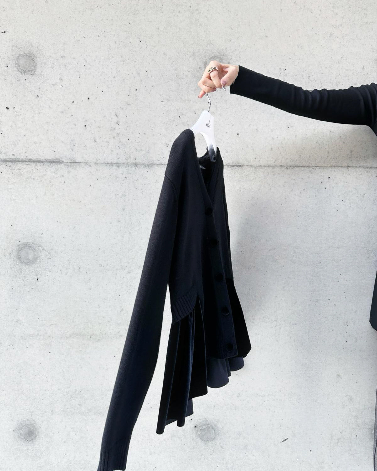 aalis CHARLEE velvet panel V neck cardigan (Black)