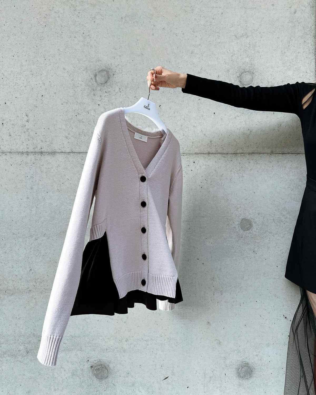 (Pre-order) aalis CHARLEE velvet panel V neck cardigan (Dusty Pink)