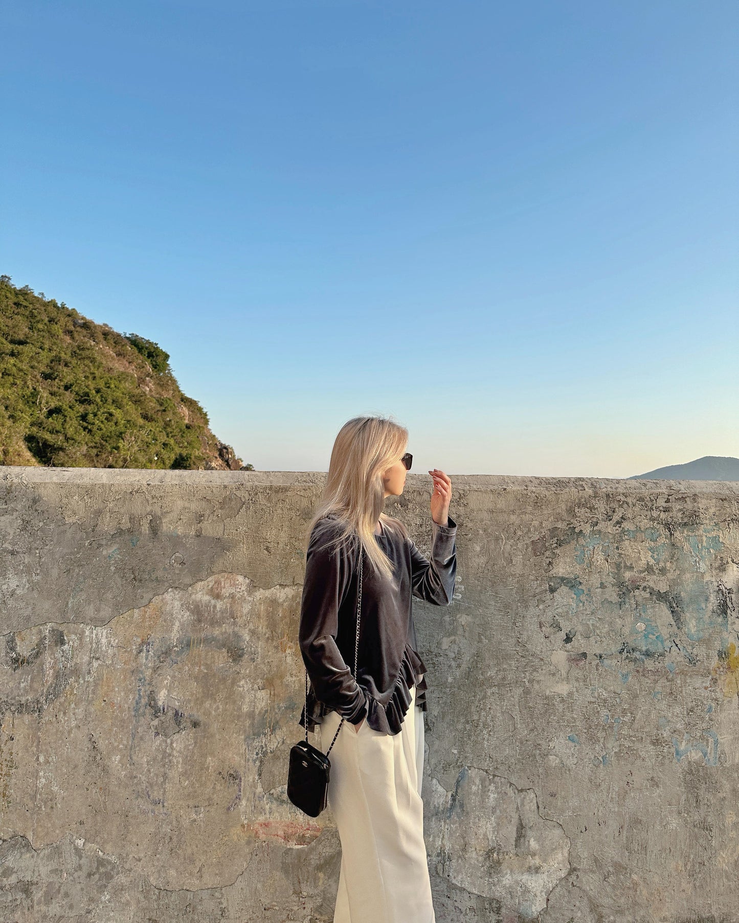 aalis SIENNA velvet hi-lo ruffle hem top (Grey Blue)