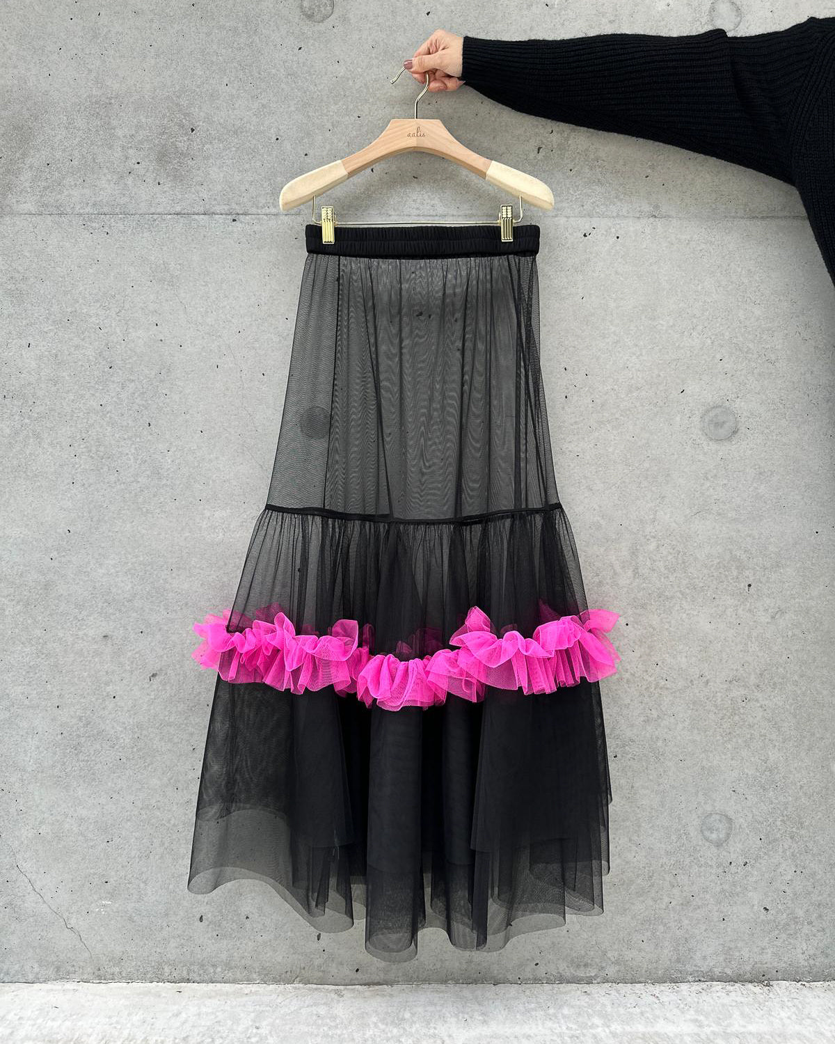 (Pre-order) aalis WISTA mesh ruffle detail skirt (Black Magenta)