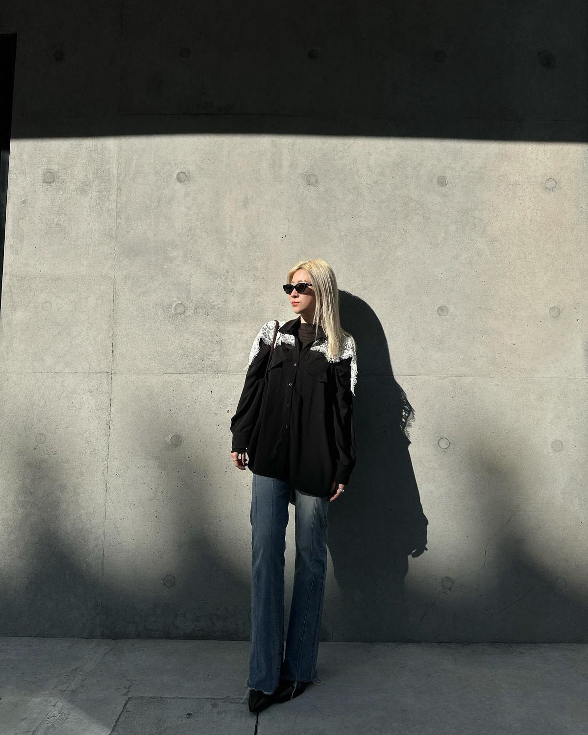 aalis REESE LACE cape panel on shoulder oversized shirt (Black)