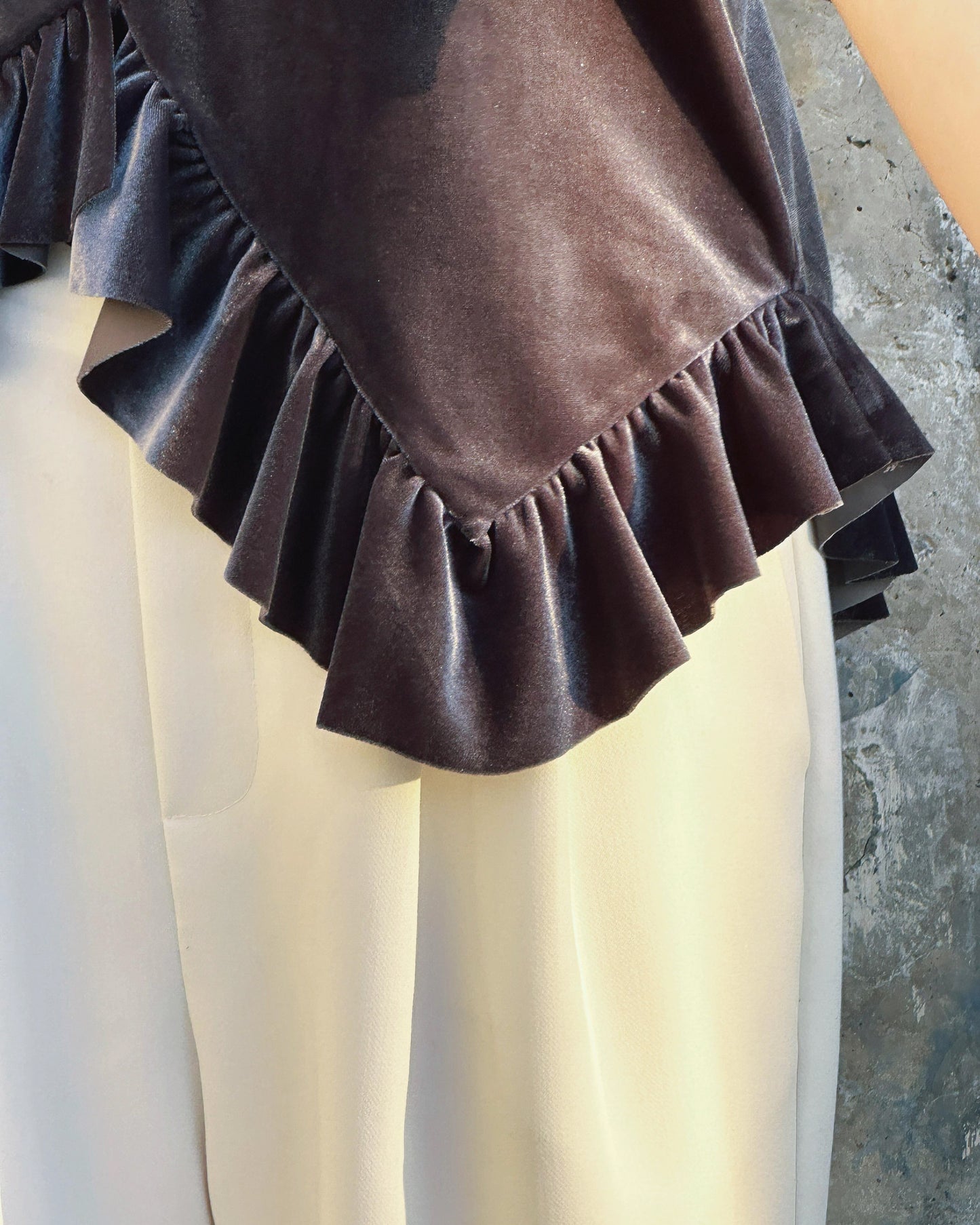 aalis SIENNA velvet hi-lo ruffle hem top (Grey Blue)