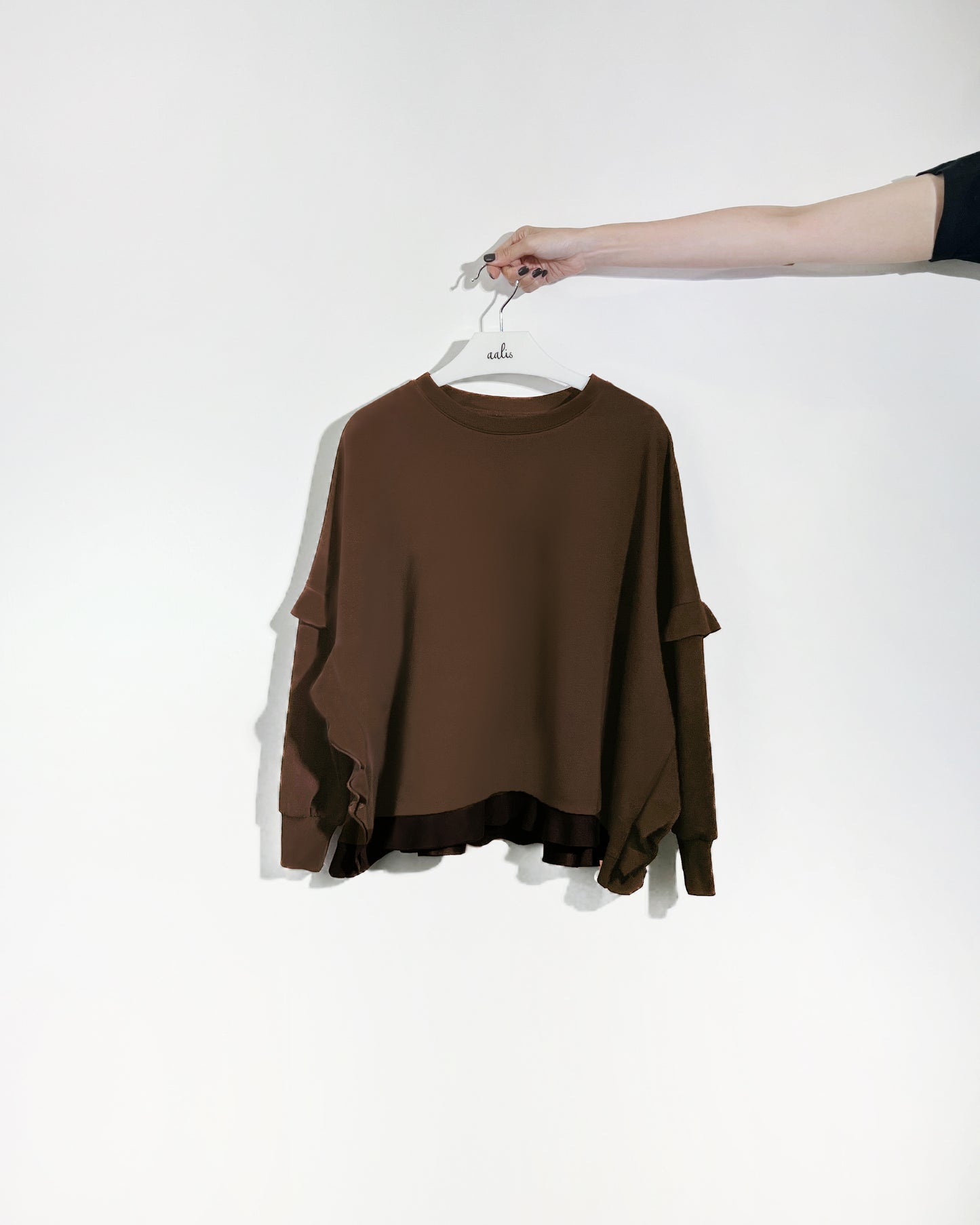(Pre-order) aalis CANVA ruffle detail sweater (Brown)