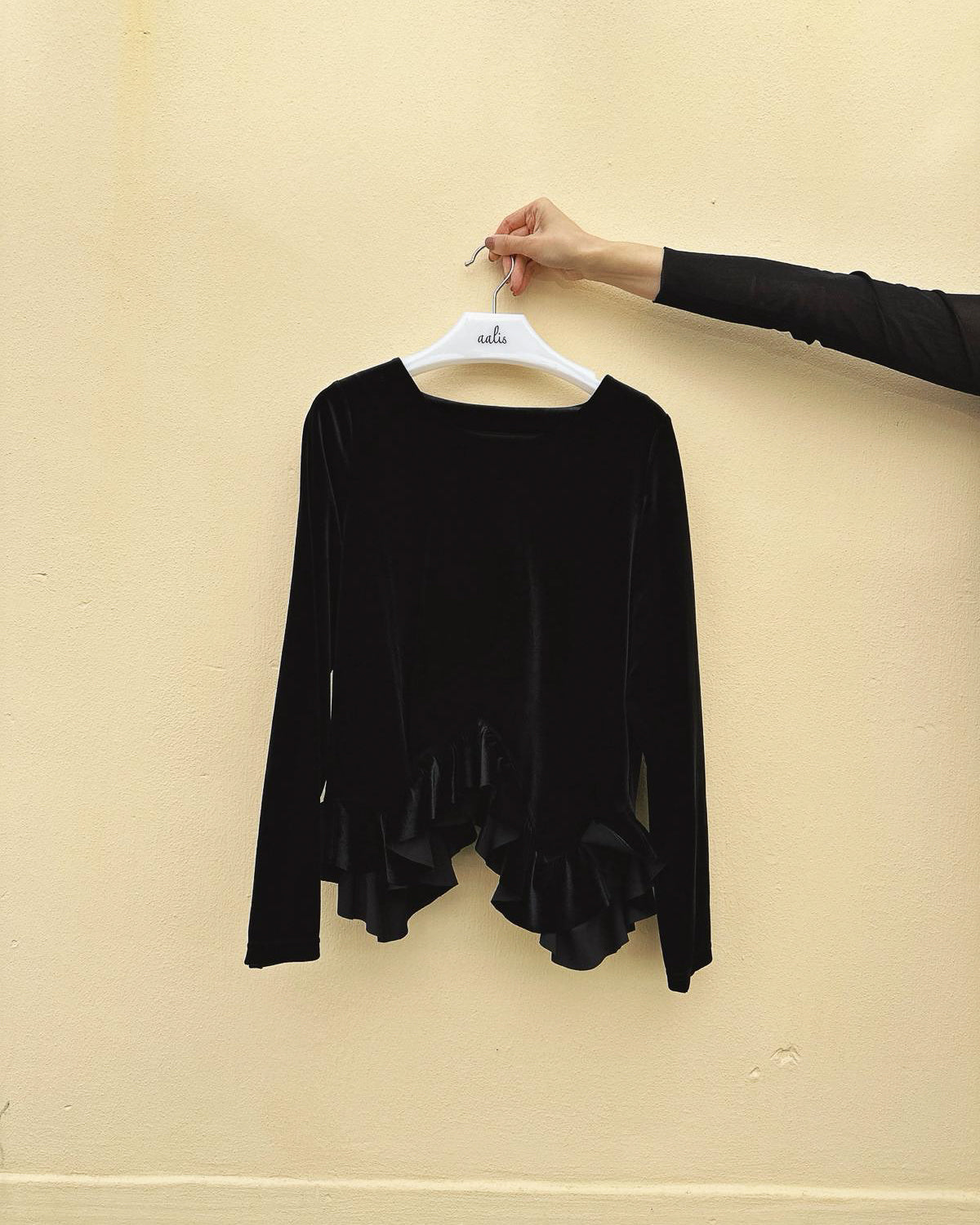 aalis SIENNA velvet hi-lo ruffle hem hem tops (Black)