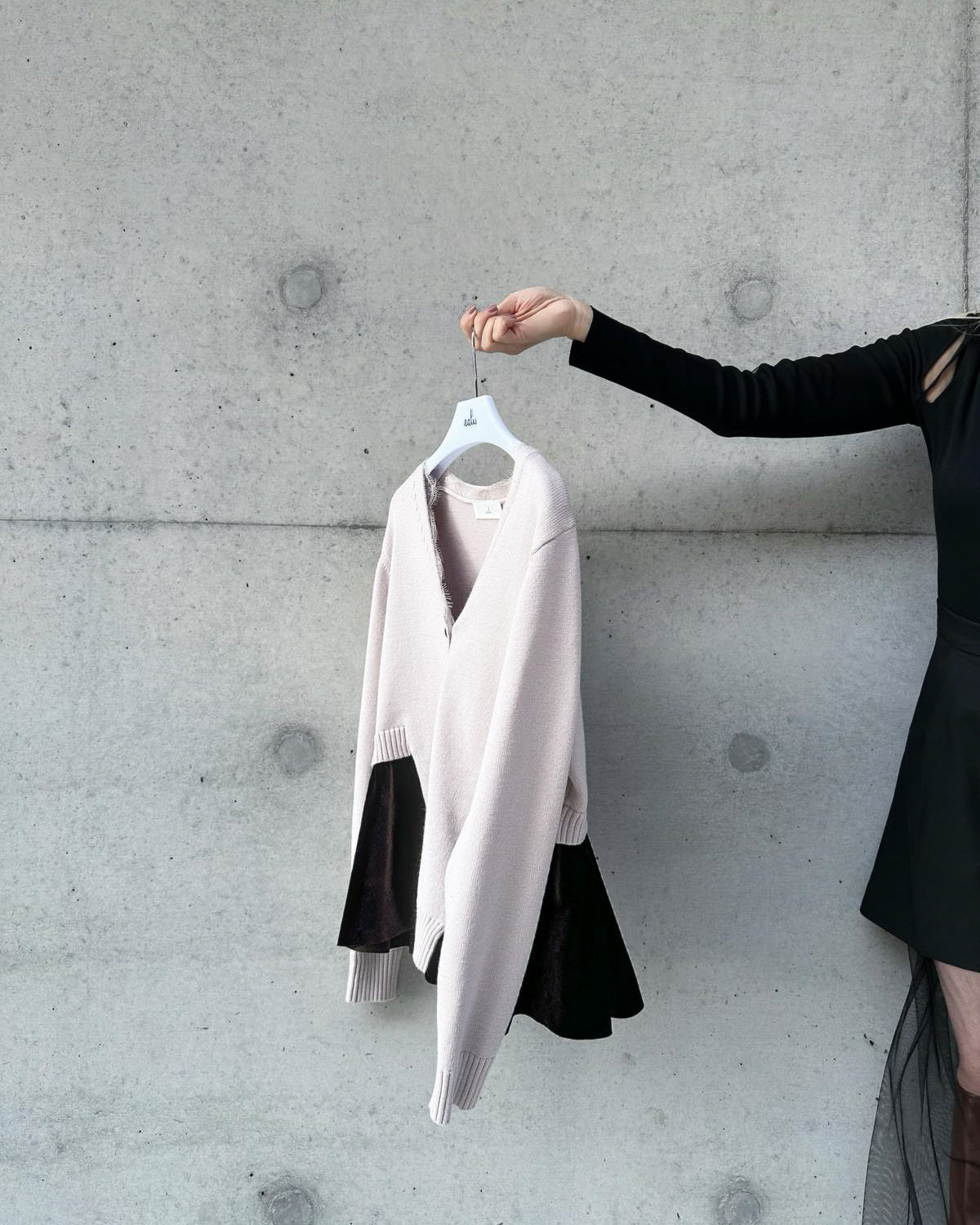 (Pre-order) aalis CHARLEE velvet panel V neck cardigan (Dusty Pink)