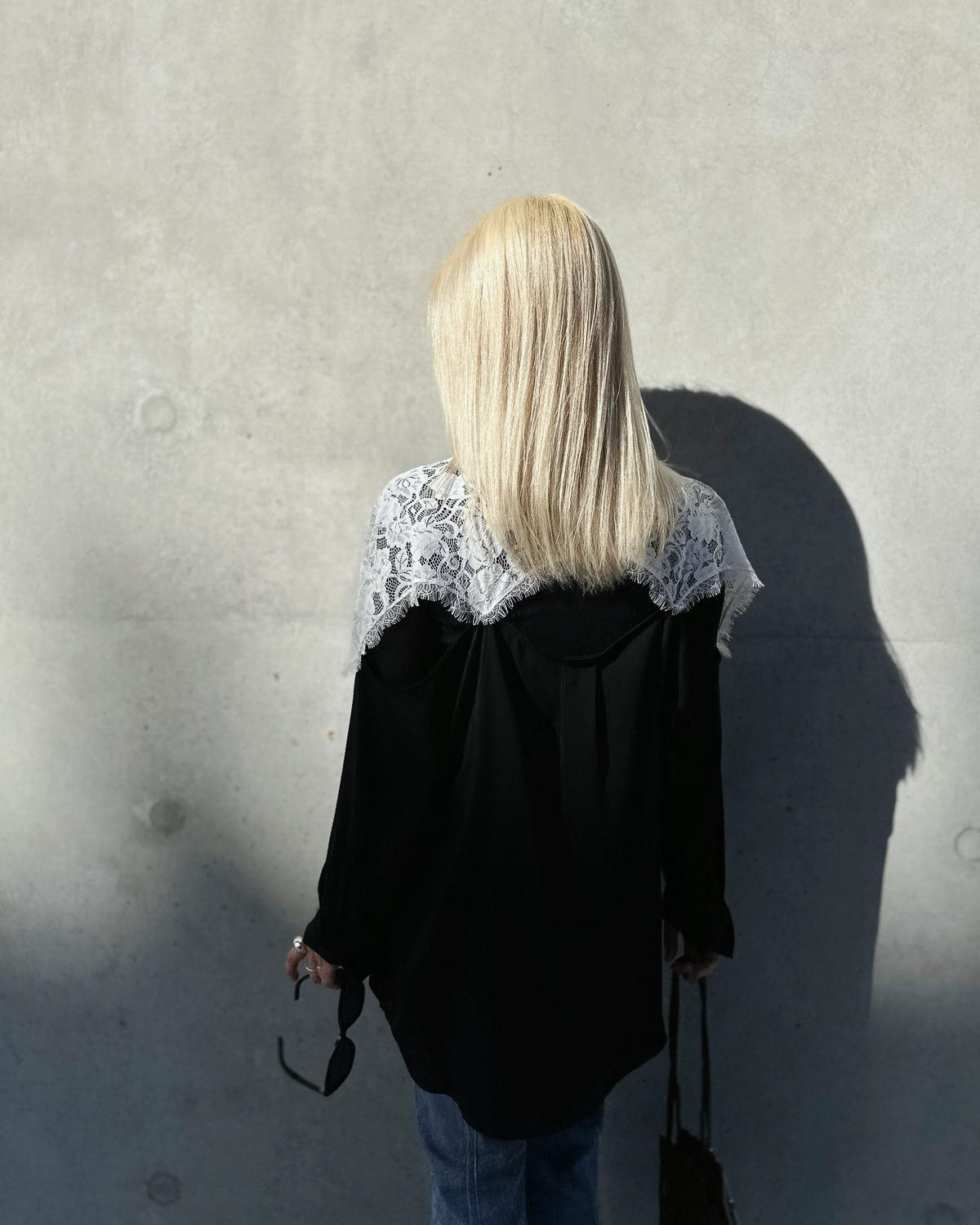 aalis REESE LACE cape panel on shoulder oversized shirt (Black)