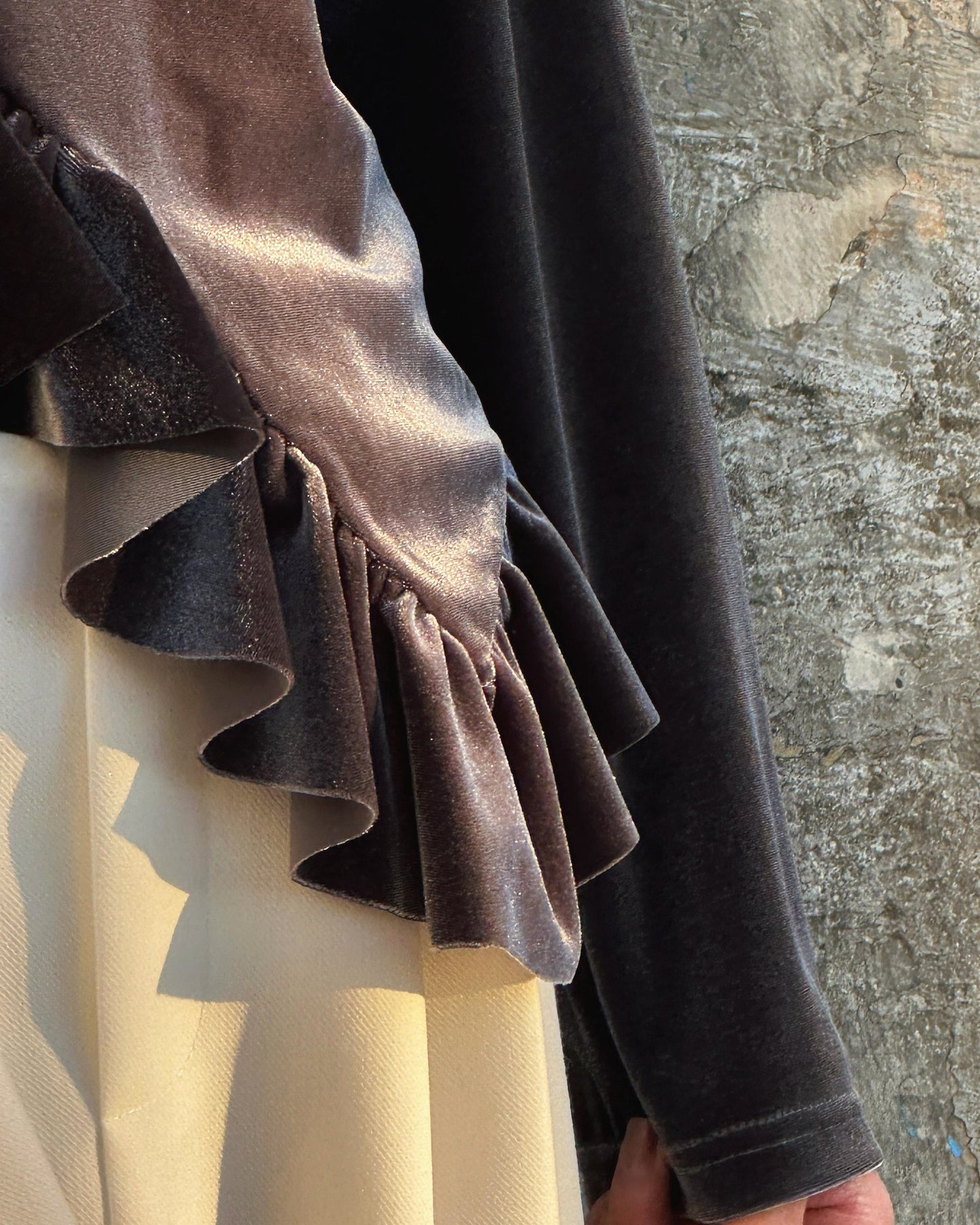 aalis SIENNA velvet hi-lo ruffle hem top (Grey Blue)