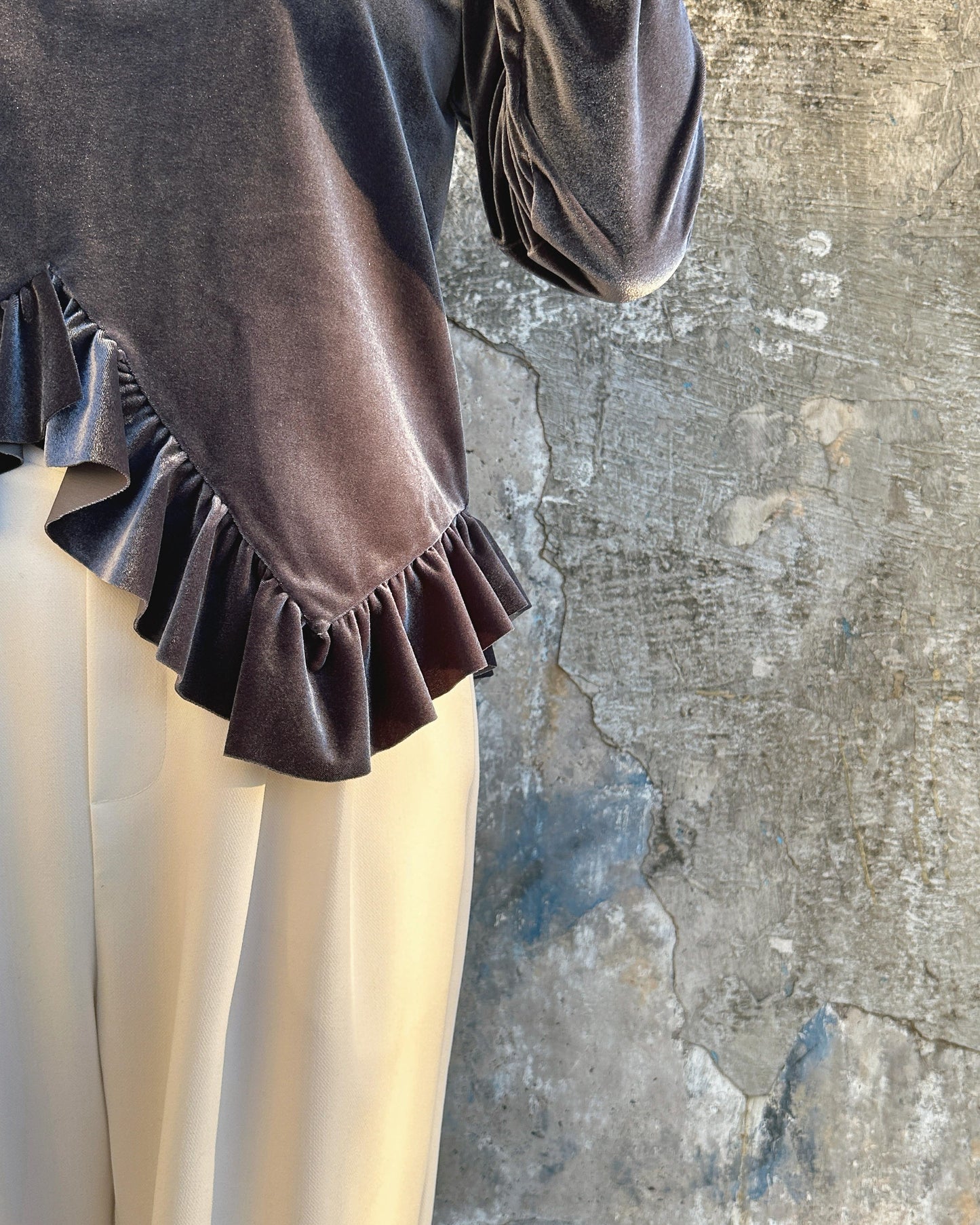 aalis SIENNA velvet hi-lo ruffle hem top (Grey Blue)