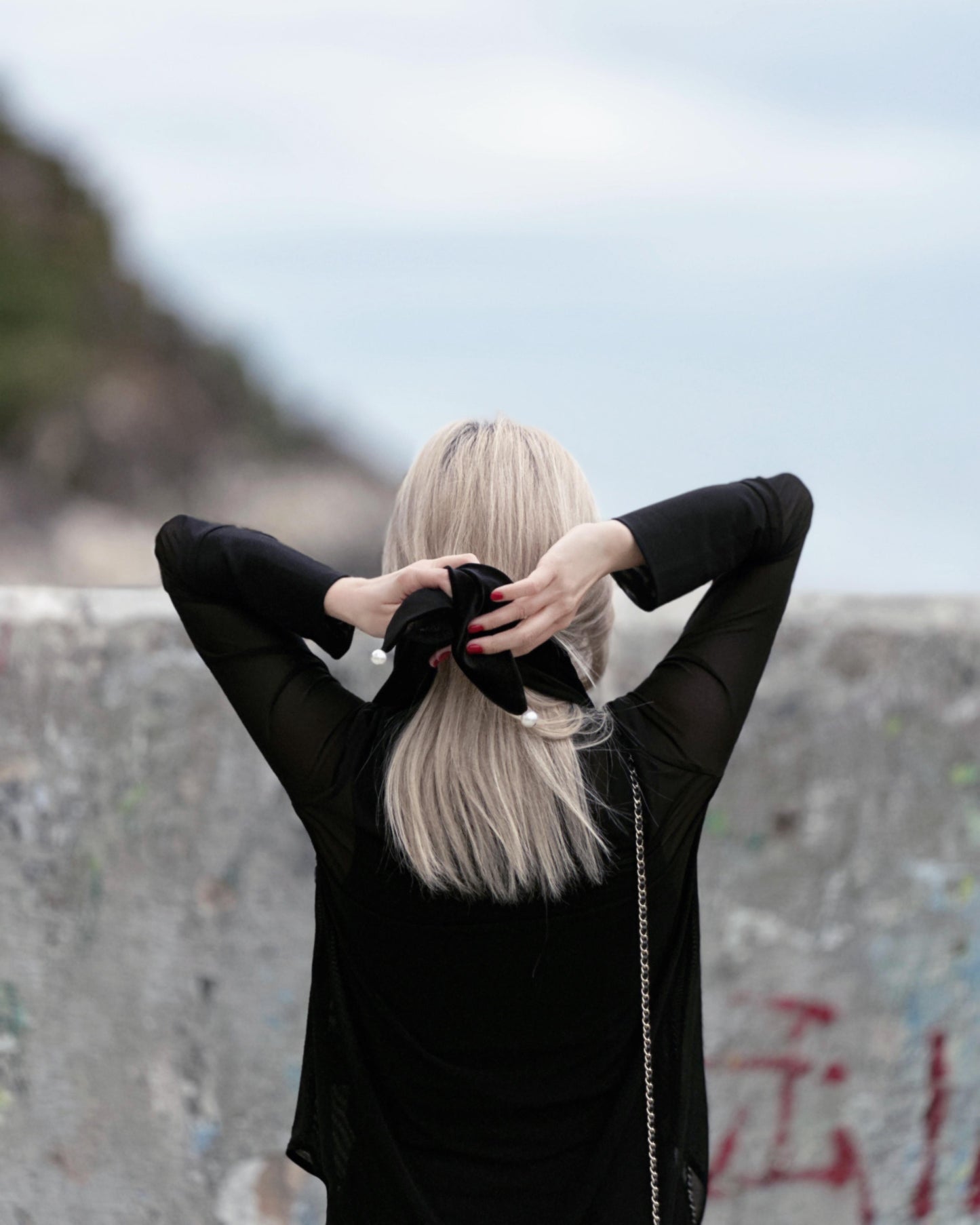 aalis IRA pearl velvet scarf (Black)