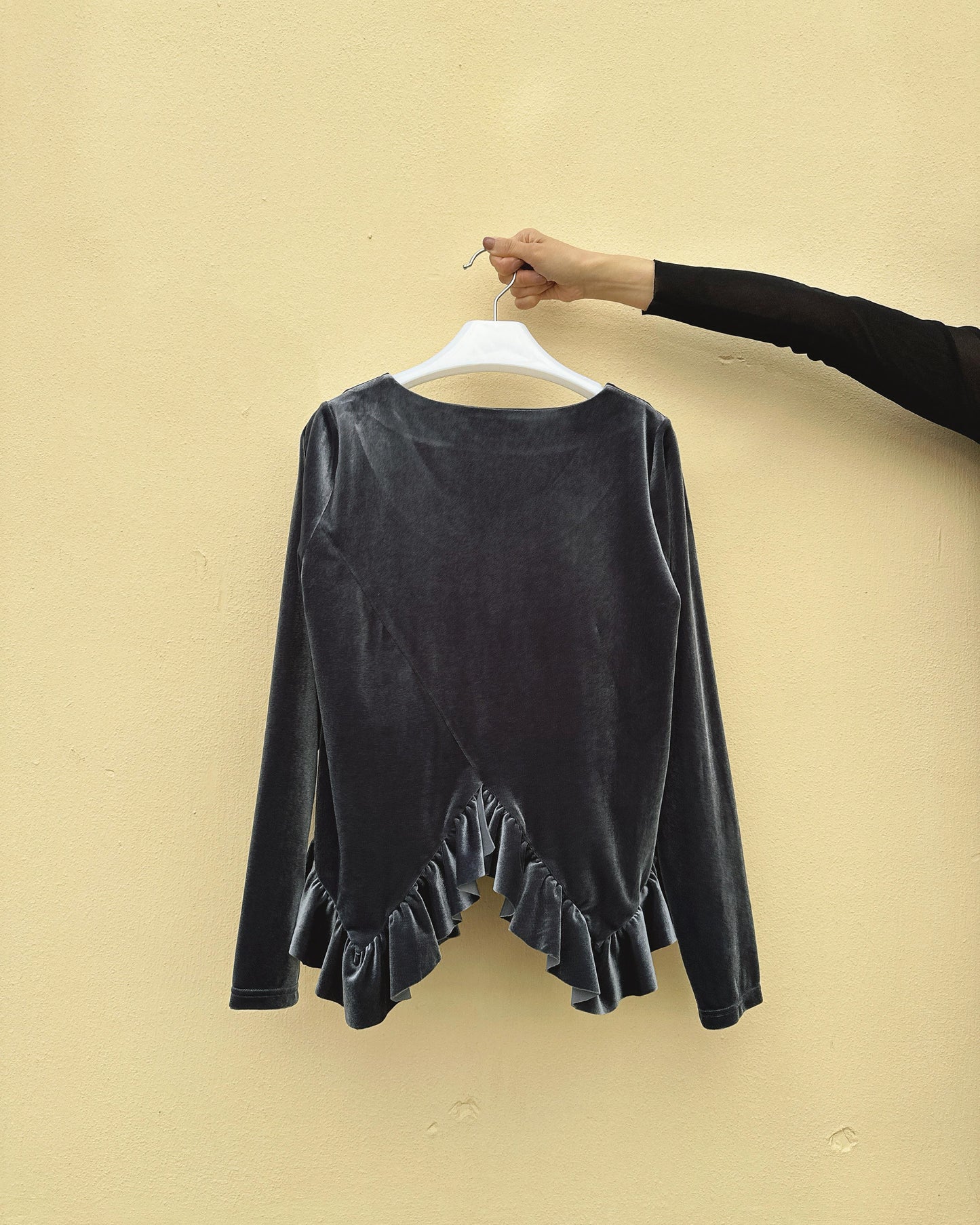 aalis SIENNA velvet hi-lo ruffle hem tops (Grey Blue)