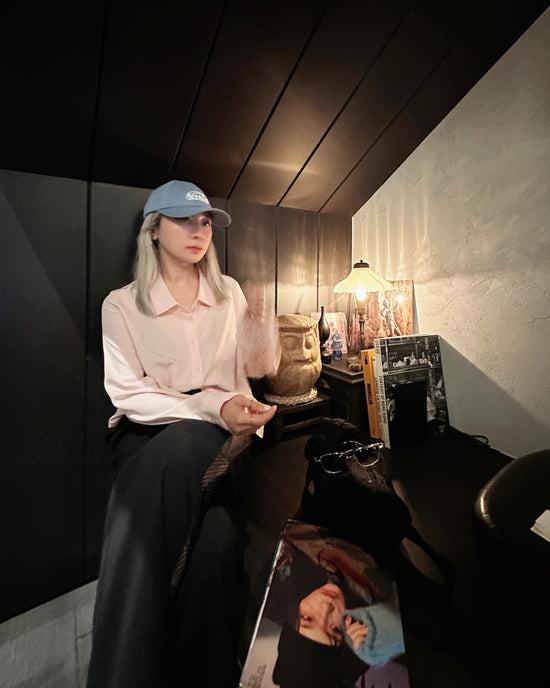 aalis INTI mesh detail low collar shirt (Light pink)