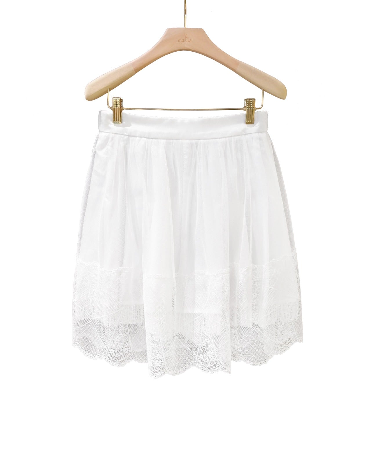 Load image into Gallery viewer, aalis JERRIA mesh overlay lace trimmed shorts (White)
