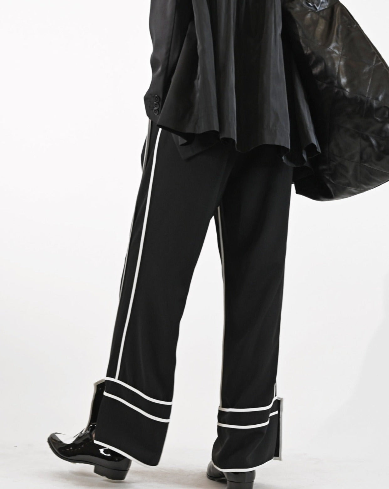Load image into Gallery viewer, aalis CHERIKA shirt cuff hem detail relaxed suiting pants (Black)
