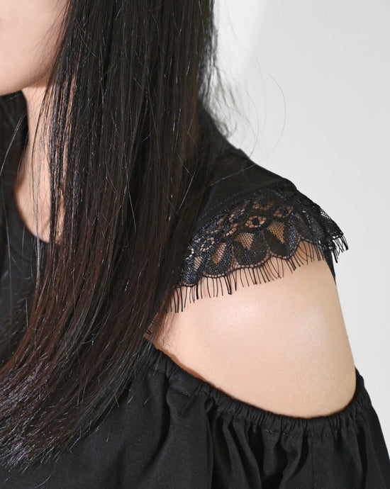 Load image into Gallery viewer, aalis PETTLE slant lace trim asymmetric one shoulder tee (Black)
