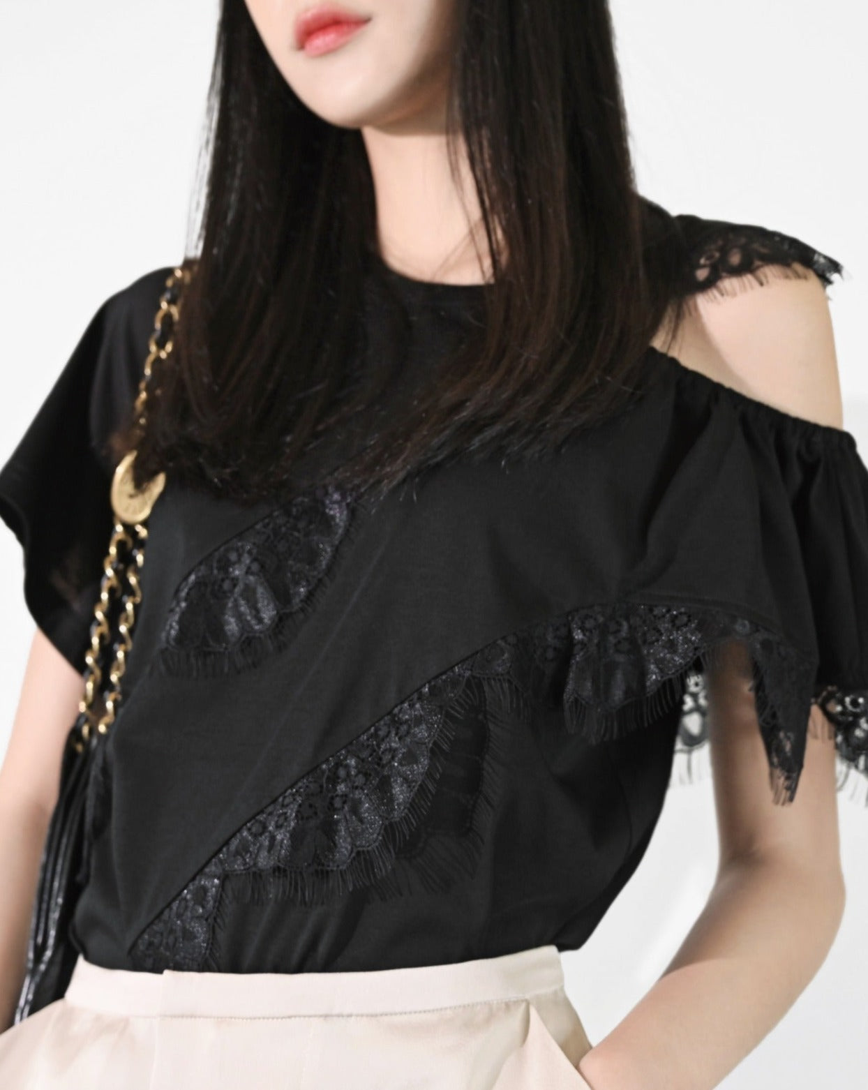 Load image into Gallery viewer, aalis PETTLE slant lace trim asymmetric one shoulder tee (Black)
