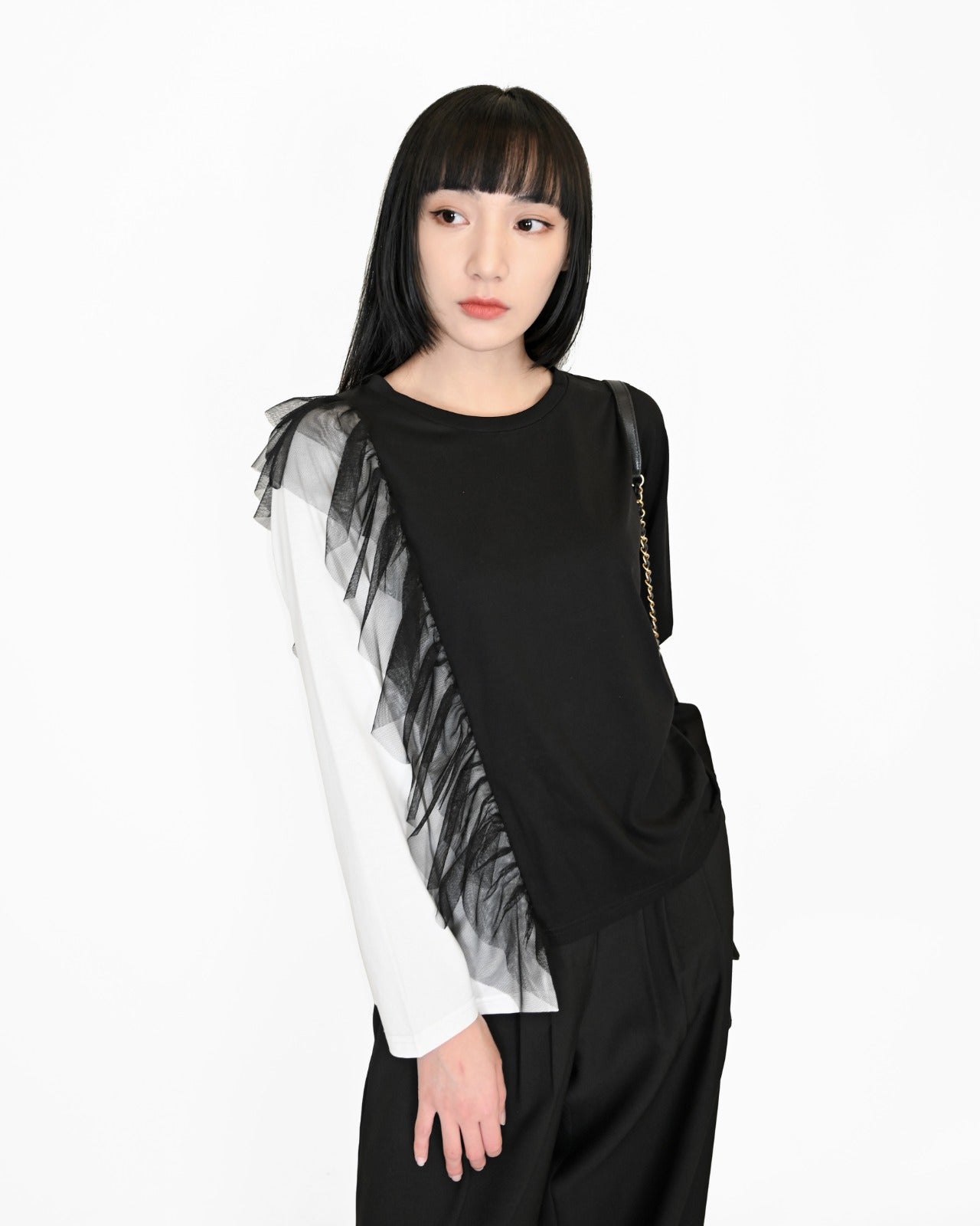 Load image into Gallery viewer, aalis LITA two toned asymmetric mesh detail tee (Black white)
